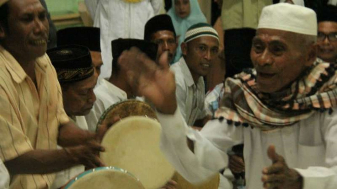 Tradisi adat 'Hul' atau berpantun selawat digelar warga Desa Daori di Kecamatan Pulau Makian, Kabupaten Halmahera Selatan, Provinsi Maluku Utara, saat malam pergantian tahun 2019. 