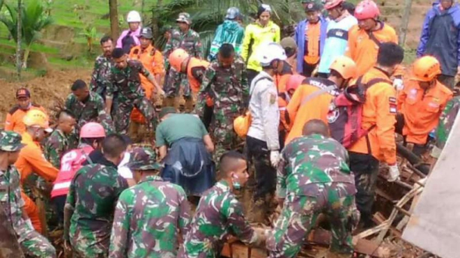 Tim SAR gabungan evakuasi korban longsor di Cisolok, Sukabumi, Jawa Barat.