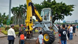 Serunya ke Monas Naik Spider Escavator Hingga Uji Nyali Flying Fox