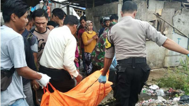 Evakuasi jasad pasangan suami istri yang tewas di Tangerang.
