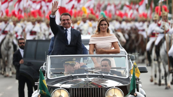 Bolsonaro bersama istrinya, Michelle, tiba di parlemen untuk dilantik sebagai presiden