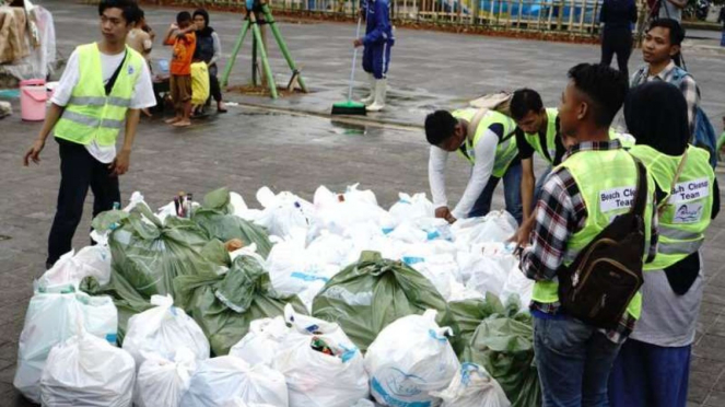 Mengumpulkan sampah di Ancol