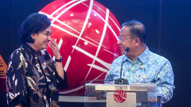 Menteri Koordinator Bidang Perekonomian Darmin Nasution (kanan) berbincang dengan Menteri Keuangan Sri Mulyani (kiri) saat pembukan perdagangan 2019 di Bursa Efek Indonesia, Jakarta, Rabu, 2 Januari 2019.
