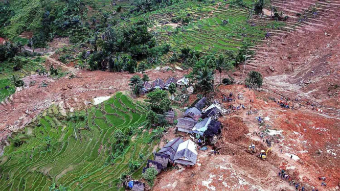 Foto udara bencana longsor melanda kampung Cimapag, Desa Sirnaresmi, Kecamatan Cisolok, Kabupaten Sukabumi, Jawa Barat, Rabu, 2 Januari 2019.