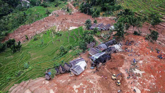 Foto udara bencana longsor melanda kampung Cimapag, Desa Sirnaresmi, Kecamatan Cisolok, Kabupaten Sukabumi, Jawa Barat, Rabu, 2 Januari 2019.