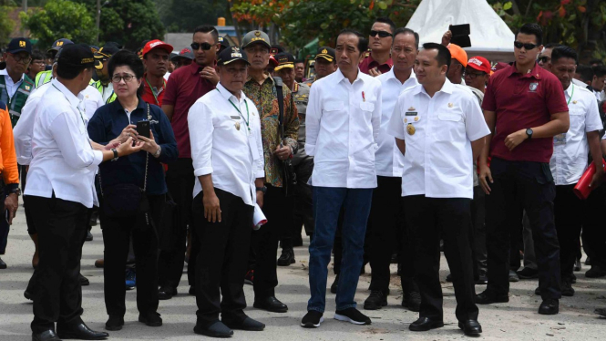 Presiden Joko Widodo (tengah) didampingi sejumlah menteri kabinet kerja mengunjungi lokasi terdampak tsunami Selat Sunda di Desa Kunjir, Rajabasa Lampung Selatan, Lampung, Rabu, 2 Januari 2019.
