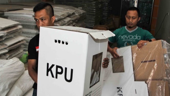 Ilustrasi staf KPU Kota Kendari mengangkat kotak suara karton kedap air di Kantor KPU Kota Kendari, Kendari, Sulawesi Tenggara