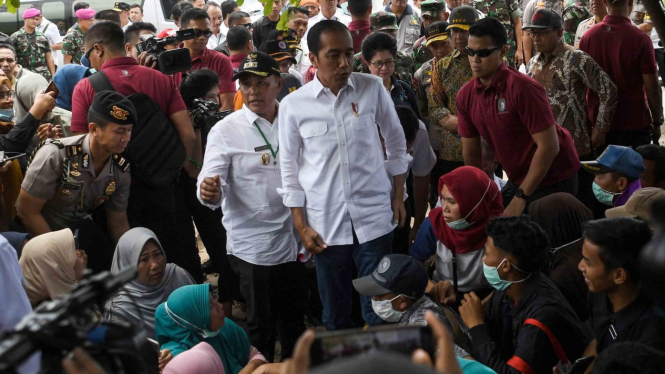 Presiden Joko Widodo (tengah) berdialog dengan warga ketika mengunjungi lokasi terdampak tsunami Selat Sunda di Desa Kunjir, Rajabasa Lampung Selatan, Lampung, Rabu, 2 Januari 2019.