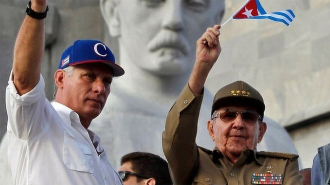Mantan Presiden Kuba, Raul Castro (kanan).-Ernesto Mastrascusa/Getty Images