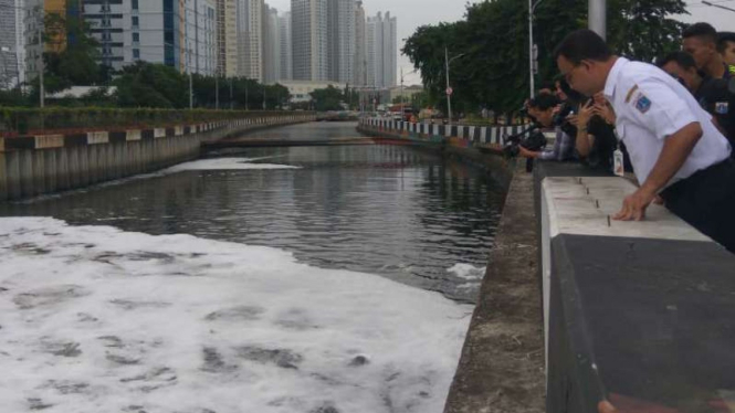 Gubernur DKI Jakarta Anies Baswedan meninjau Kali Item, Jakarta.