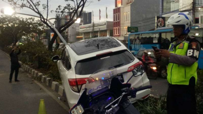 Mobil Honda HRV menabrak pohon dan tiang lampu penerangan di Margonda.