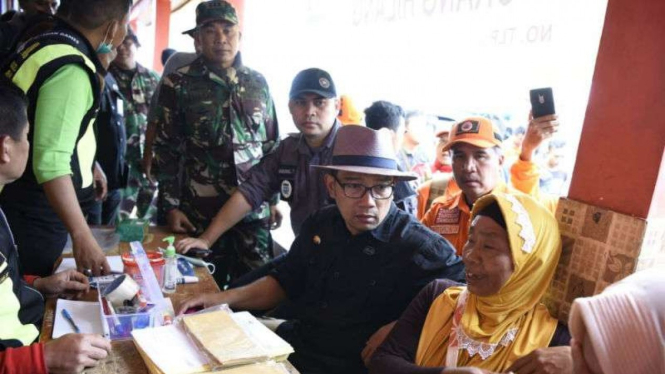 Gubernur Jawa Barat Ridwan Kamil bersama korban longsor Sukabumi