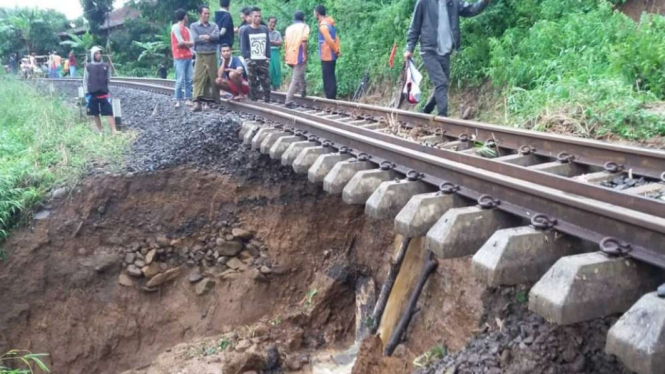 Jalur kereta Bogor-Sukabumi longsor karena hujan deras.