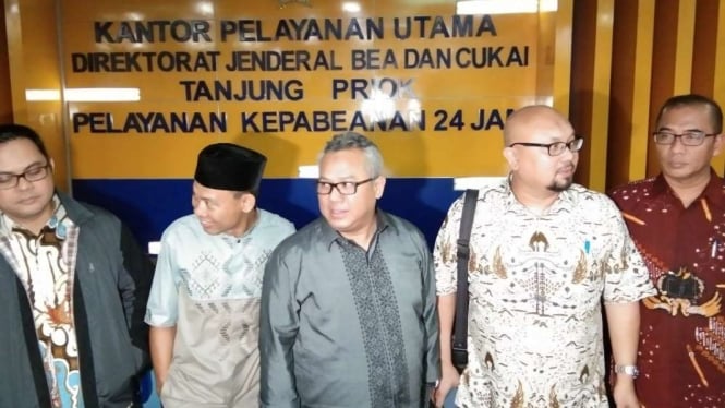 Komisioner KPU langsung mengecek isu kertas suara ke Bea Cukai Tanjung Priok.