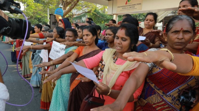 The demonstration was a response to protests that prevented women from entering a Hindu temple - BBC