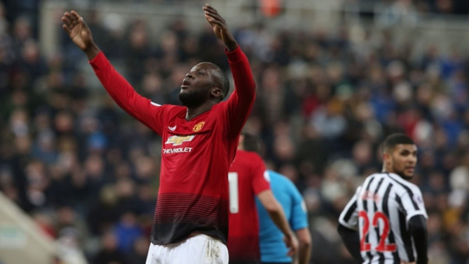 Striker Manchester United, Romelu Lukaku mencetak gol ke gawang Newcastle