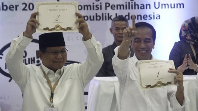 Presiden Joko Widodo (kanan) dan Prabowo Subianto saat mengambil undian nomor urut Pilpres 2019 di KPU, 21 September 2018. - Aditya Irawan/NurPhoto via Getty Images