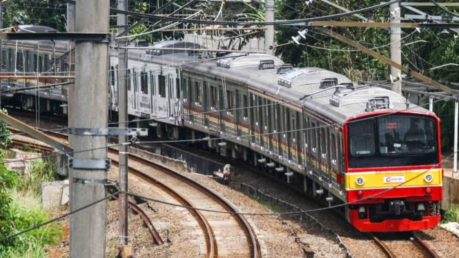 Rangkaian KRL Commuter Line melintas dikawasan Bintaro, Tangerang Selatan, Banten