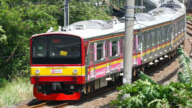 Rangkaian KRL Commuter Line melintas dikawasan Bintaro, Tangerang Selatan, Banten