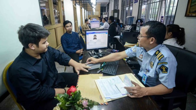 Petugas melayani pemohon paspor di Kantor Imigrasi Kelas I Bandung, Jawa Barat