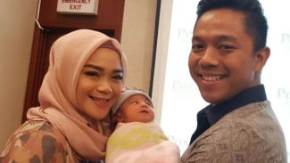Tanpa Pengasuh, Sheza Idris Urus Sendiri Anak Pertamanya