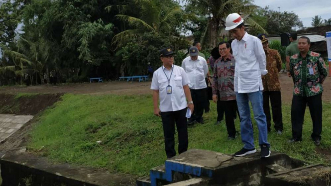 Presiden Joko Widodo saat mengecek irigasi Lodoyo di Kelurahan Jegu, Blitar.