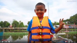 Keren, Bocah 5 Tahun Kendarai Perahu Motor ke Sekolah