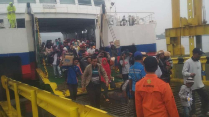 Evakuasi penumpang kapal kandas di perairan Lombok.