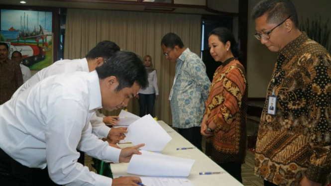 Menteri BUMN Rini Soemarno saat melantik pejabat eselon II dan III.