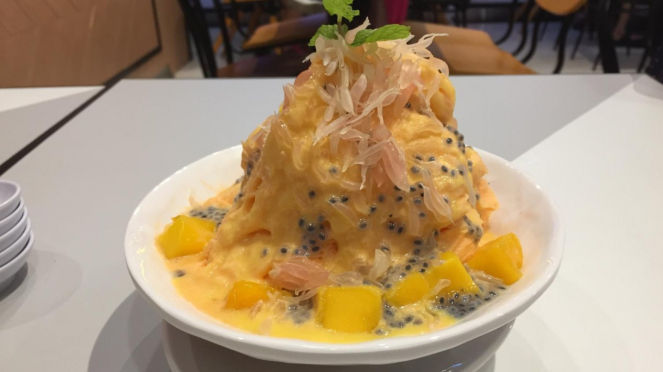 Dessert Mango Snow Ice with Pomelo