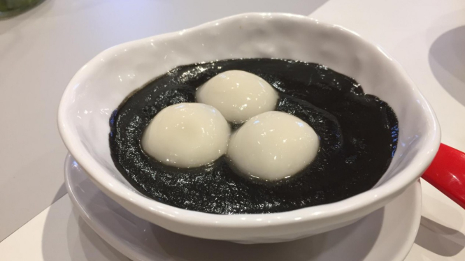 Dessert Rice Ball in Sesame Paste