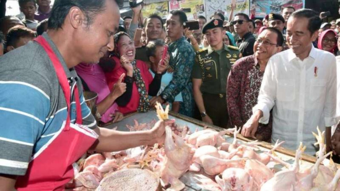 Presiden Joko Widodo blusukan ke Pasar Grosir Ngemplak, Jawa Timur