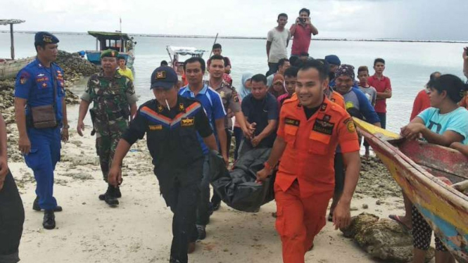 Tim SAR gabungan mengevakuasi dua jenazah wisatawan yang sebelumnya dilaporkan hilang di perairan Kabupaten Nias Utara, Sumatera Utara, pada Jumat, 4 Januari 2019.