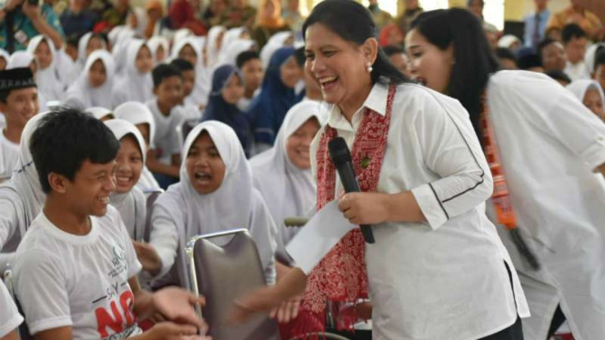 Ibu Negara Iriana Joko Widodo saat bersama siswa SD dan SMP di Semarang.