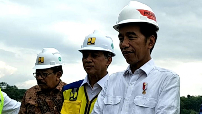 Presiden Jokowi dan Dirjen SDA Kementerian PUPR saat kunjungi bendungan.