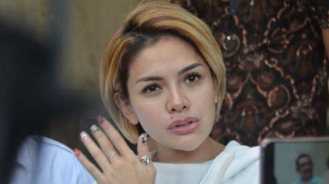 Nikita Mirzani lepas hijab