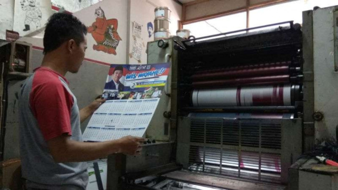 Seorang pekerja percetakan memeriksa kalender alat peraga kampanye caleg untuk pemilu di sebuah unit usaha percetakan di Malang, Jawa Timur, pada Jumat, 4 Januari 2019.
