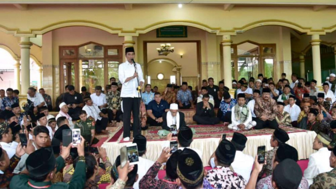 Presiden Joko Widodo saat bagikan sertipikat tanah wakaf.