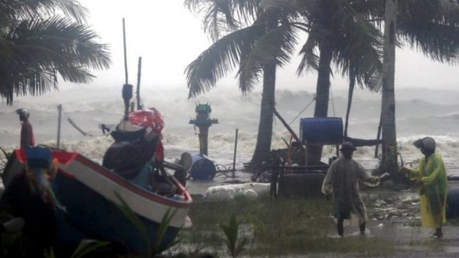 Puluhan ribu orang diminta mengungsi dari kota dan desa di pesisir.-EPA