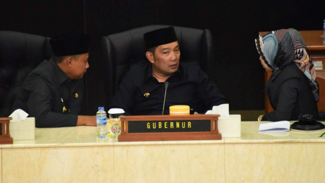 Gubernur Jawa Barat Ridwan Kamil (tengah).