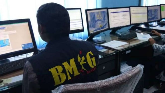 Petugas BMKG melakukan pemantauan cuaca di Tanah Air.