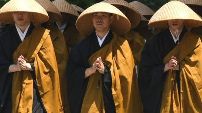 Biksu Jepang memamerkan seberapa lincahnya mereka meskipun memakai jubah.-Getty Images