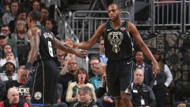 Dua bintang Milwaukee Bucks, Eric Bledsoe (kiri) dan Khris Middleton (kanan)