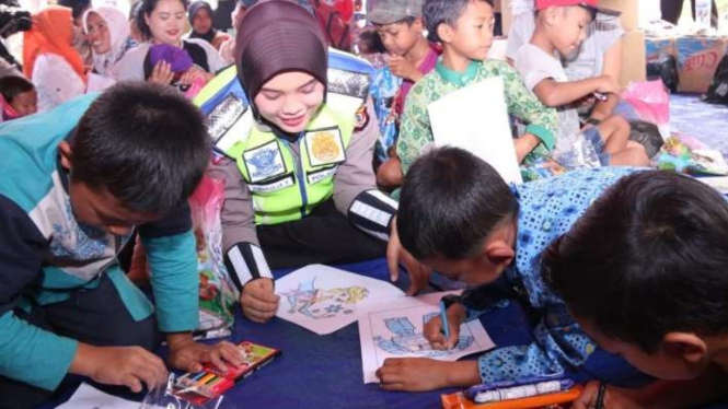 Tim Polda Jabar memberikan trauma healing pada anak-anak korban longsor Sukabumi.