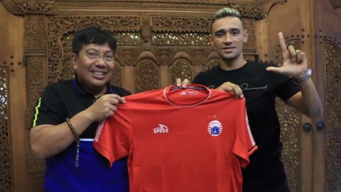 CEO Persija Jakarta, Gede Widiade, dan pemain anyar asal Brasil, Bruno Matos