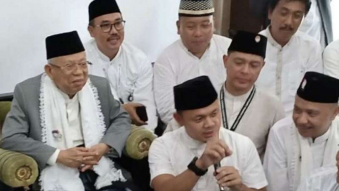 Wali Kota Bogor Bima Arya, acungkan satu jari ketika temui KH. Ma'ruf Amin.