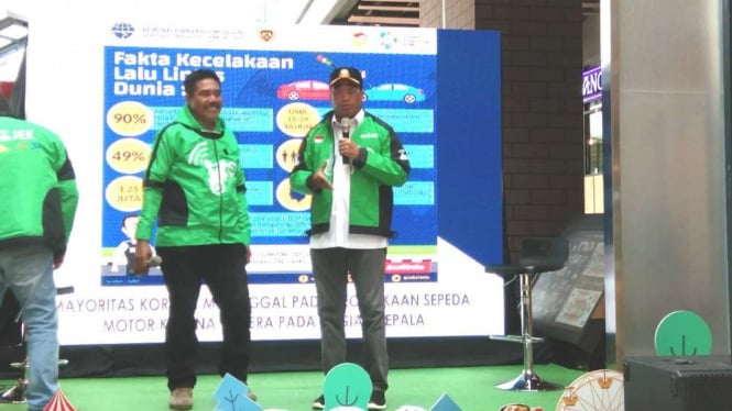 Menteri Perhubungan Budi Karya dengan pengendara Go-jek.