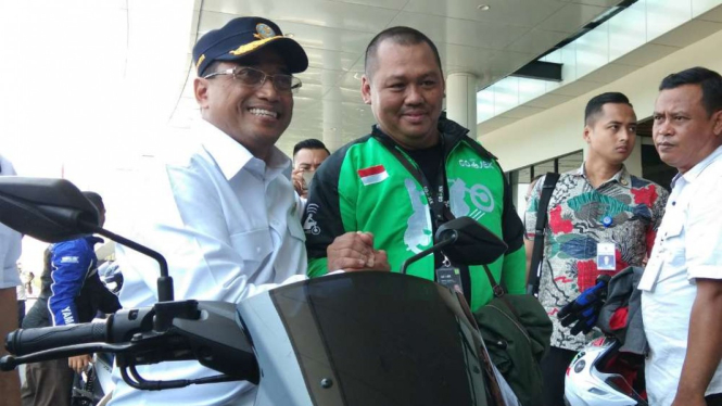 Menteri Perhubungan Budi Karya saat menjajal jadi driver ojek online.
