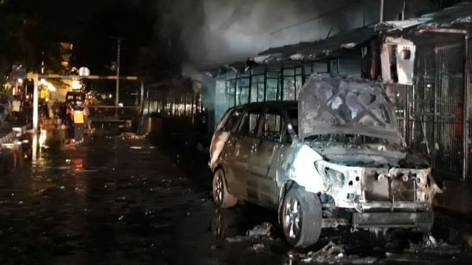 Kebakaran kios dan mobil di Yogyakarta
