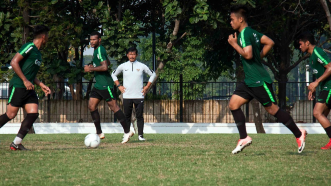 Pelatih Timnas Indonesia U-22 Indra Sjafri (tengah) memberikan intruksi kepada para pemain Timnas Indonesia U-22 saat latihan di Lapangan ABC, Komplek SUGBK, Senayan, Jakarta, Senin, 7 Januari 2019.